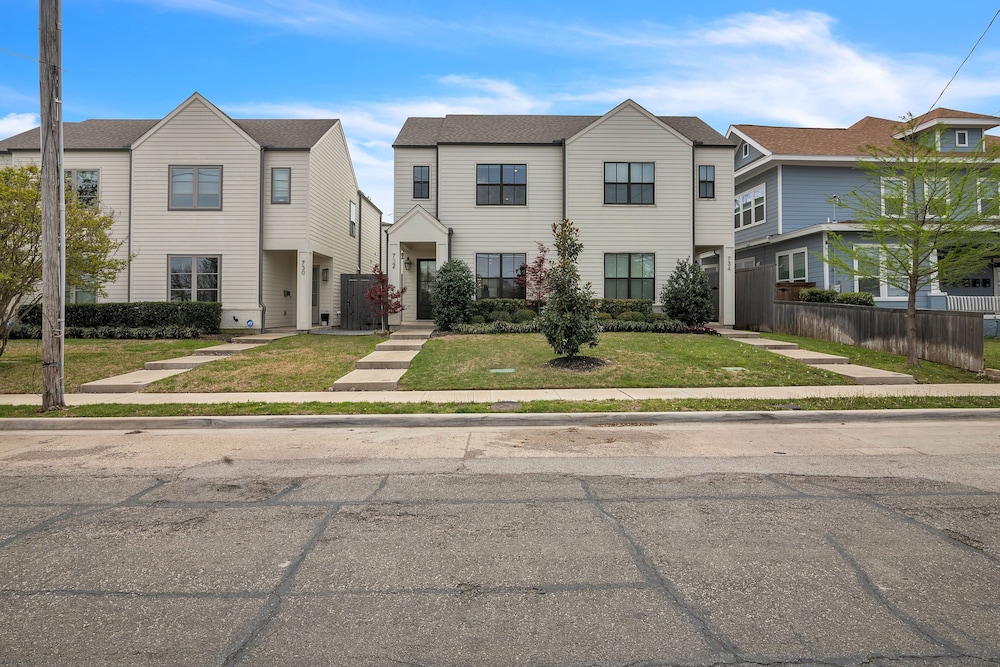 Modern 3br In Bishop Arts Walk To Shops & Dining 3 Bedroom Duplex