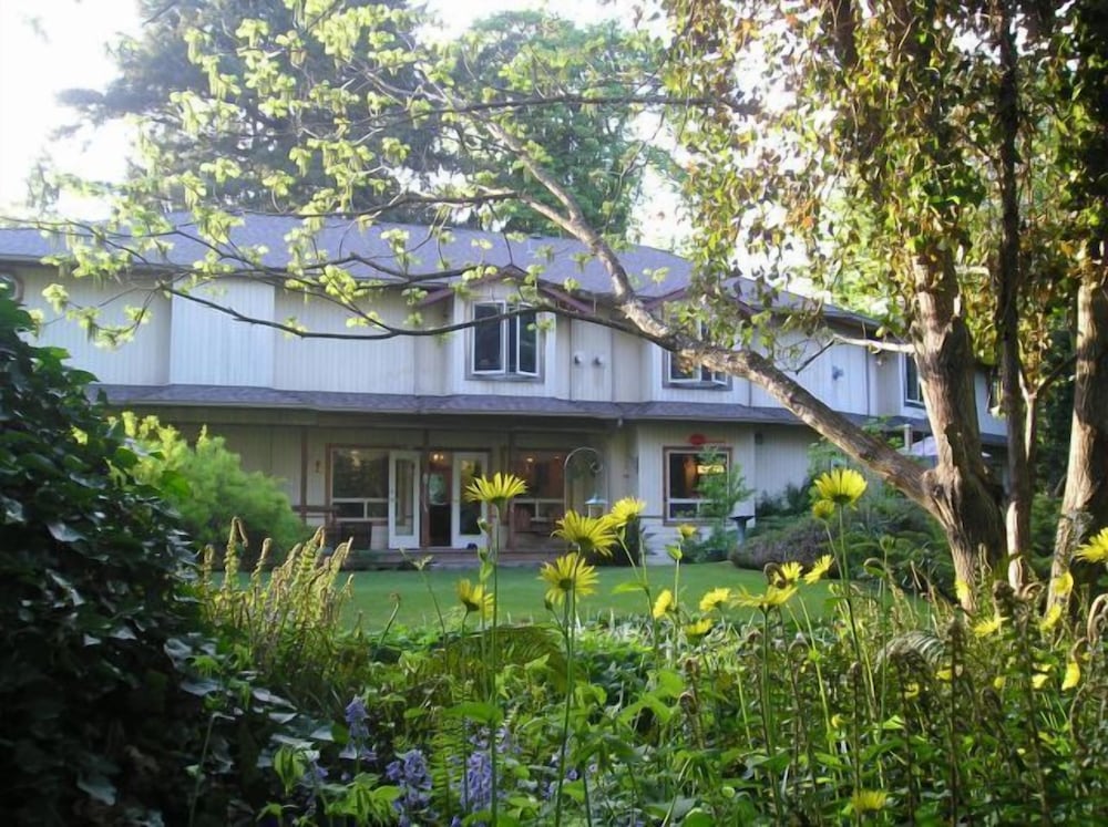 Cedar Wood Lodge B&B