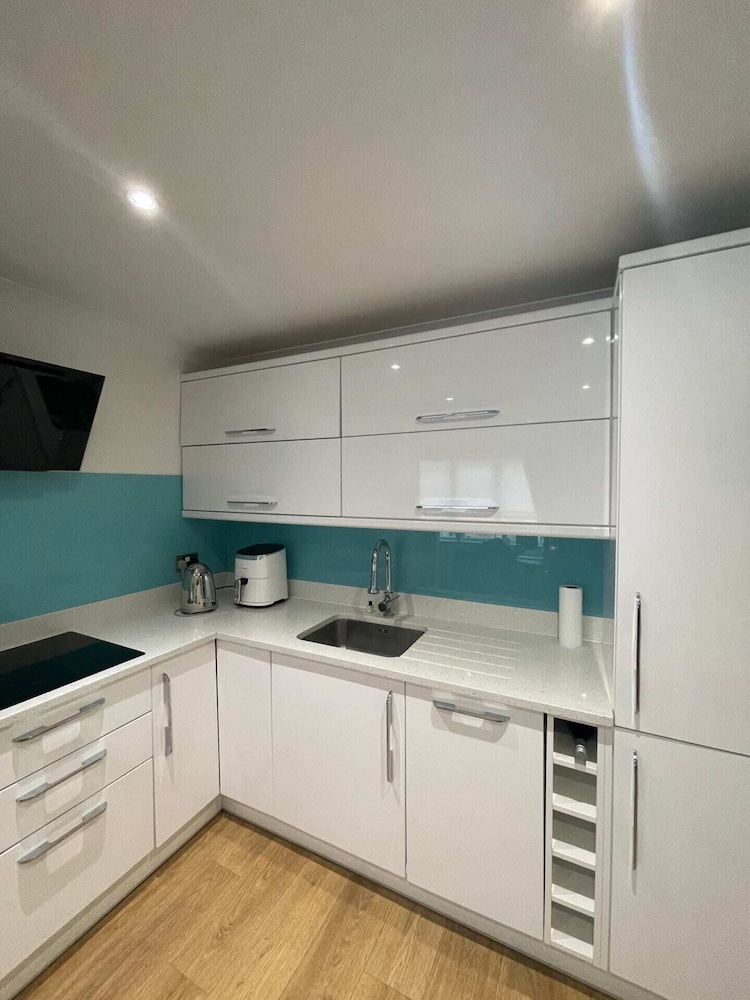 Chic 1BD Flat - 10 Minutes to Victoria Park!