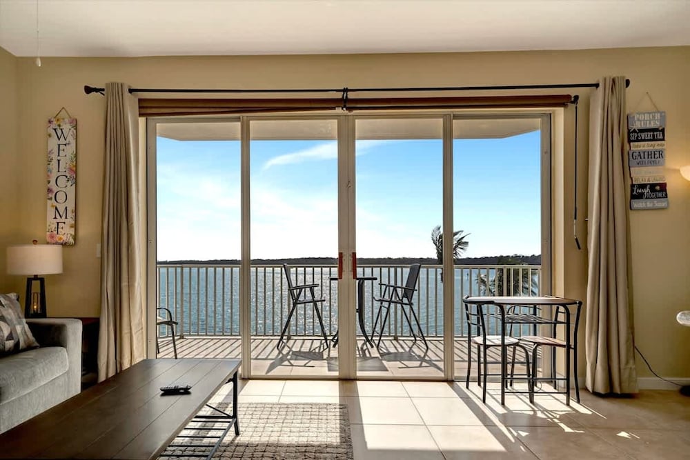 Sunlit Bayview Suite Balcony Pool Hot Tub