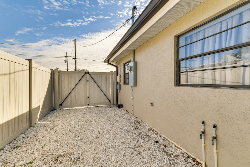6 Mi to Dtwn: Sarasota Apt w/ Patio & Fire Pit