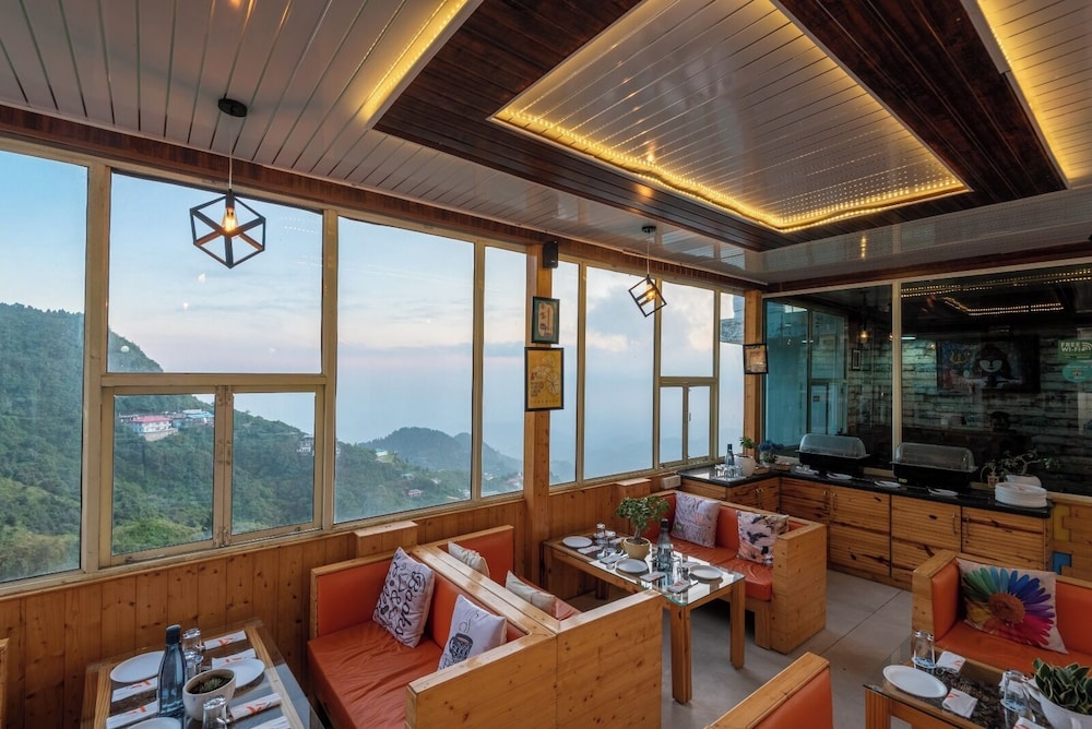 Shining hills by Lawrence Hotels