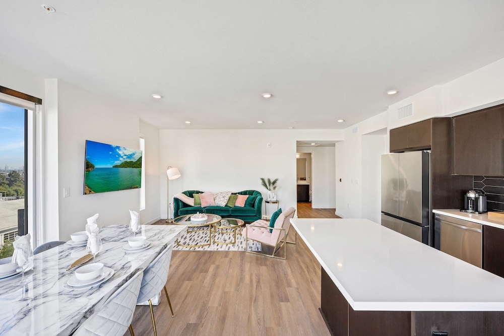 Luxury 2BR Hollywood Sign View by Oneluxstay