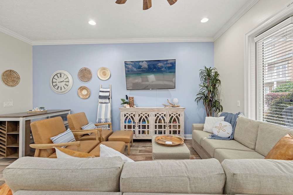 Escape to Sand Dollar Holler: Coastal Retreat, 3 Beds, 2.5 Baths, Sleeps 10!