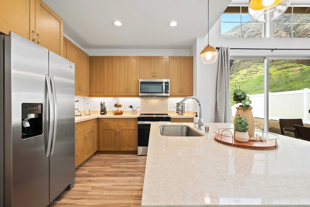 Sleeps 16, 2 Homes Ocean Views, Shared Pool + Gym, Near the Beach Avantstay