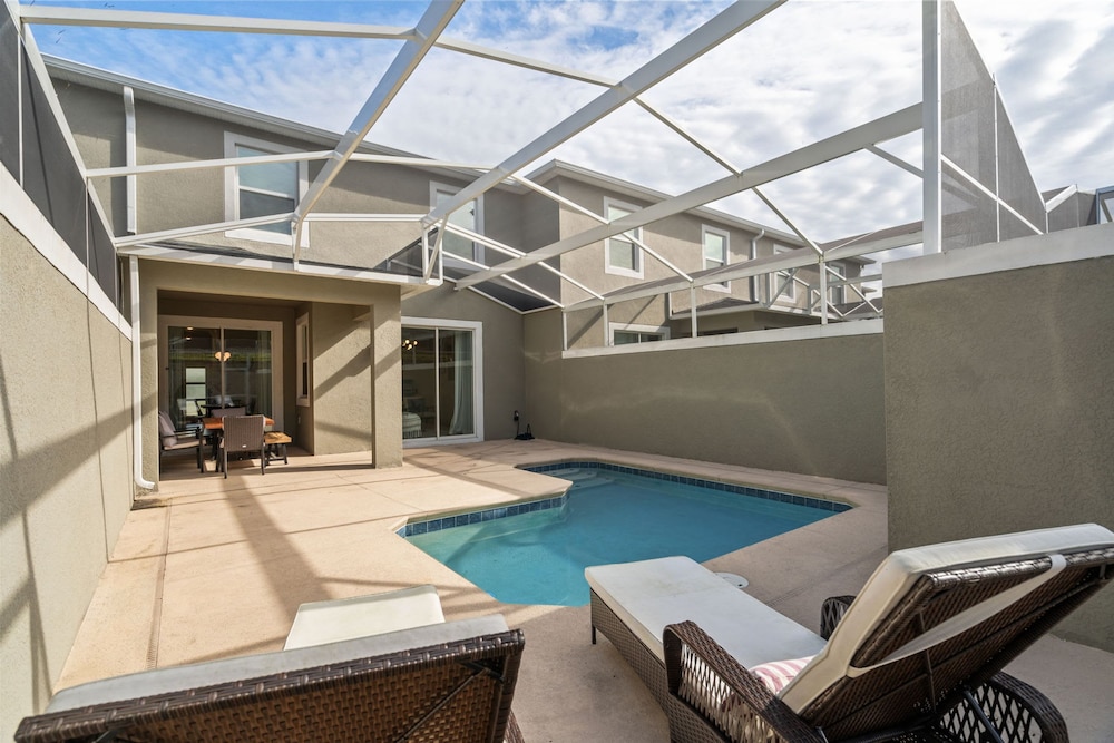Amazing 4 Bedrooms Home With Pool Close to Disney