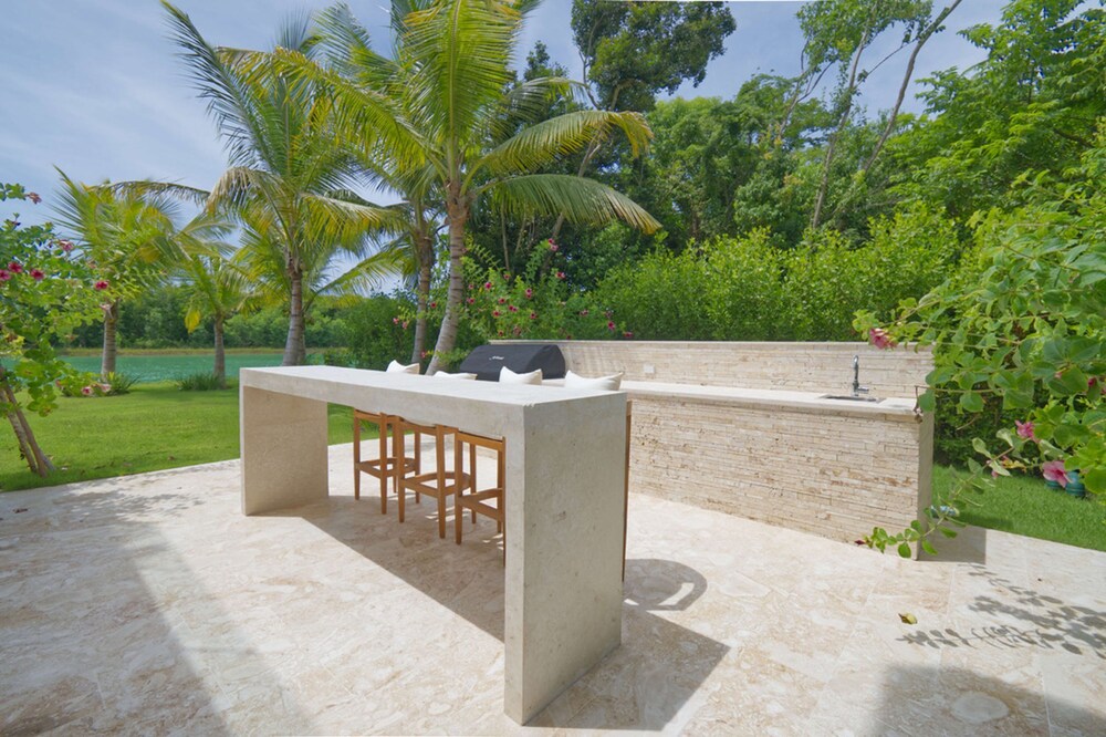 Modern Lake Villa With English Speaking Staff in Golf and Beach Resort