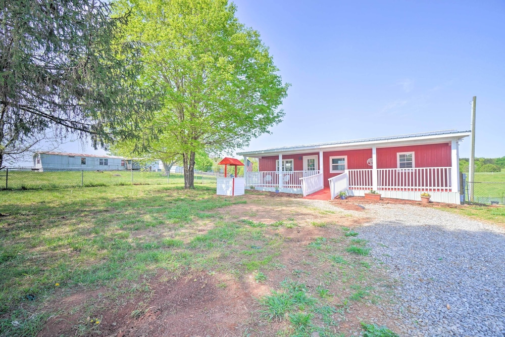 Sweetwater Vacations - Landscape Views: Sweetwater Country Cottage! - Property Image 3