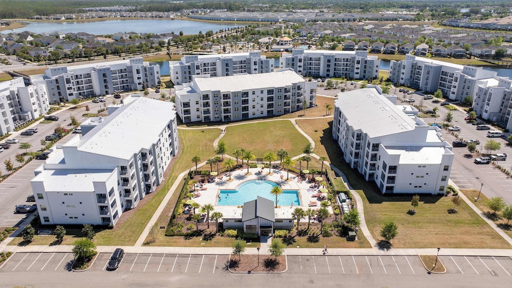 Elegant 2BR in Storey Lake Top Location