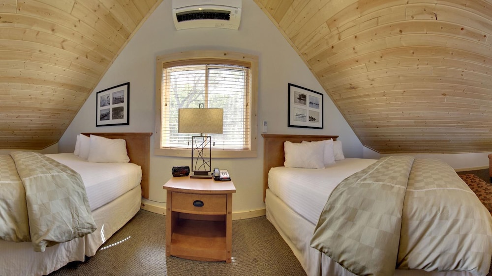 King's Pointe Waterpark Resort - Property Image 26