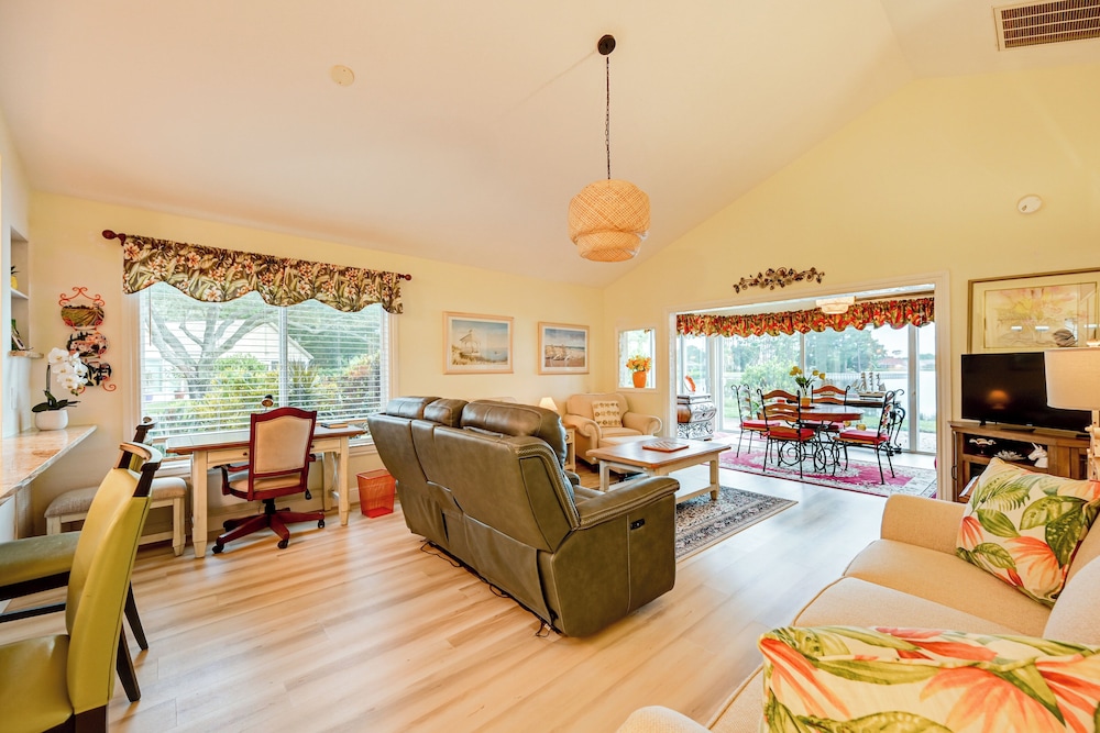 Extended Stay in Estero: Townhome w/ Lake Views!