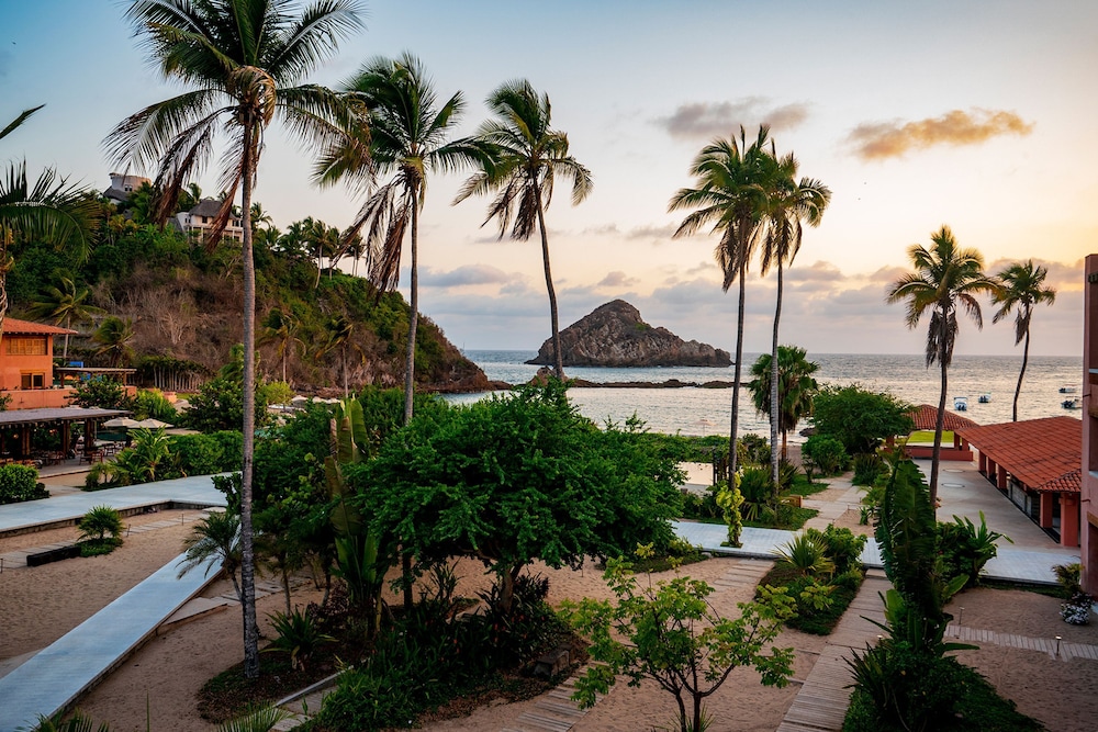 Careyes 114 Oceanfront Luxury With a Spacious Te