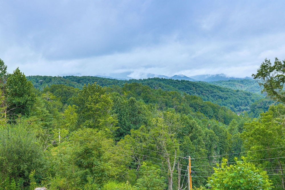 Long-range Views: Blue Ridge Mtn Cabin w/ 3 Decks