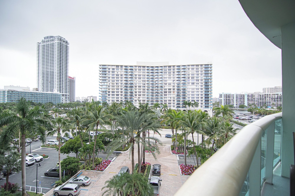 The Tides by Miami Te Espera