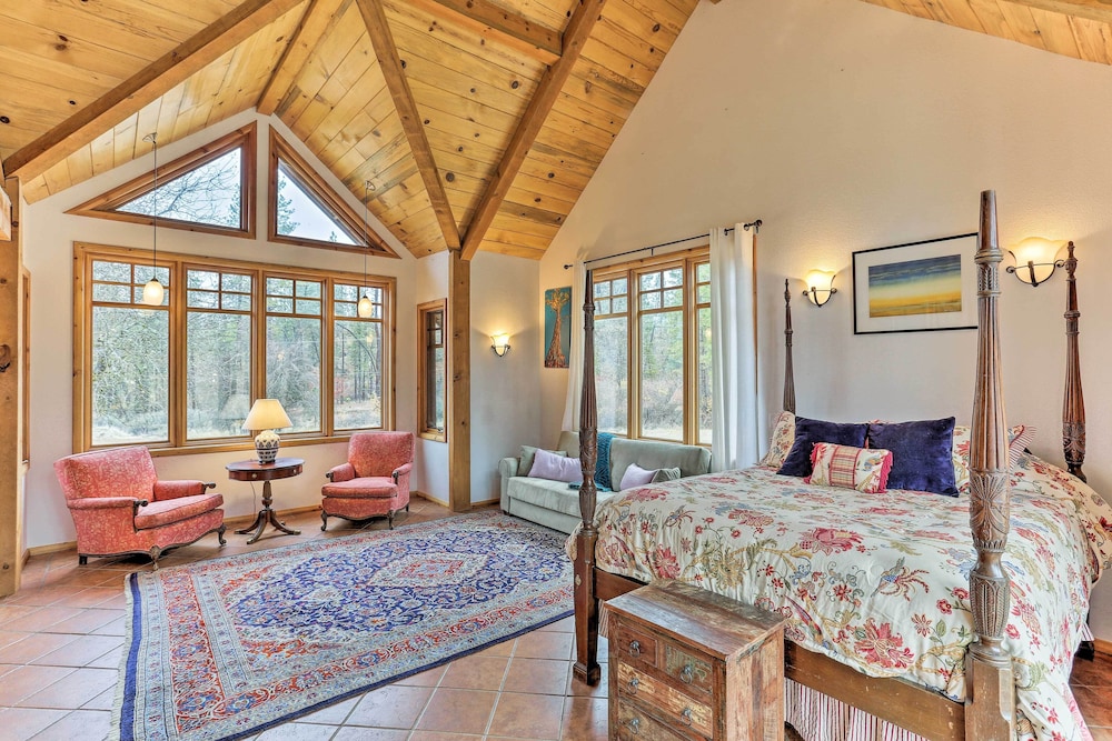 Peaceful Shasta Cascade Getaway on 15-acre Ranch!