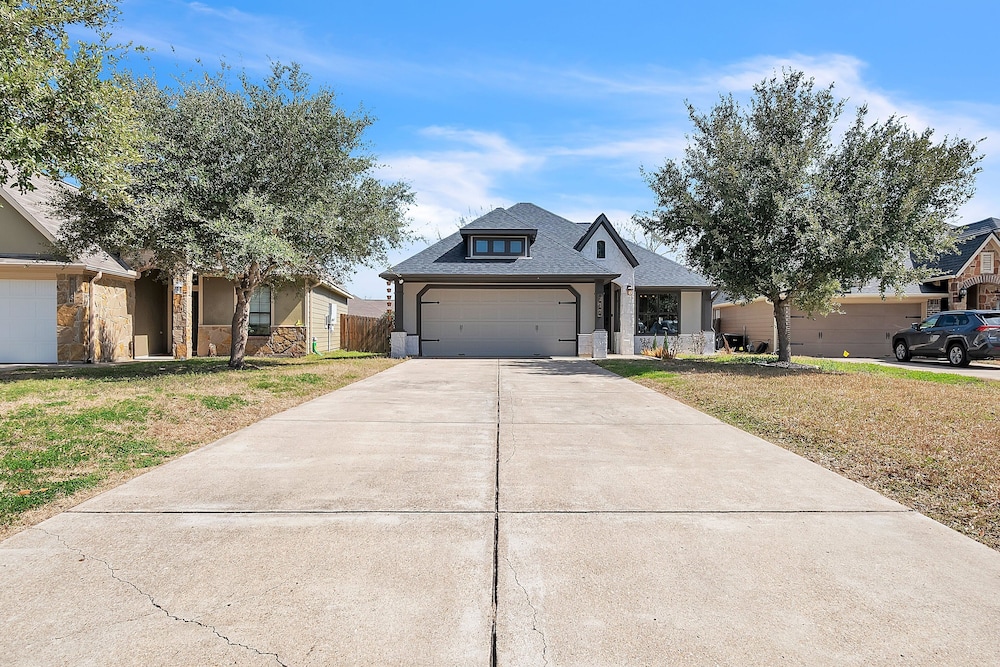 Relaxing College Station Retreat With Hot Tub 3 Bedroom Home
