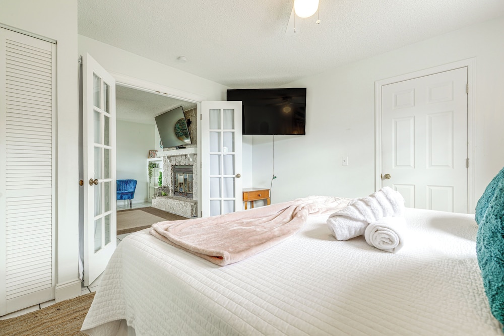 4 Mi to Jensen Beach Park: Family Home w/ Pool!