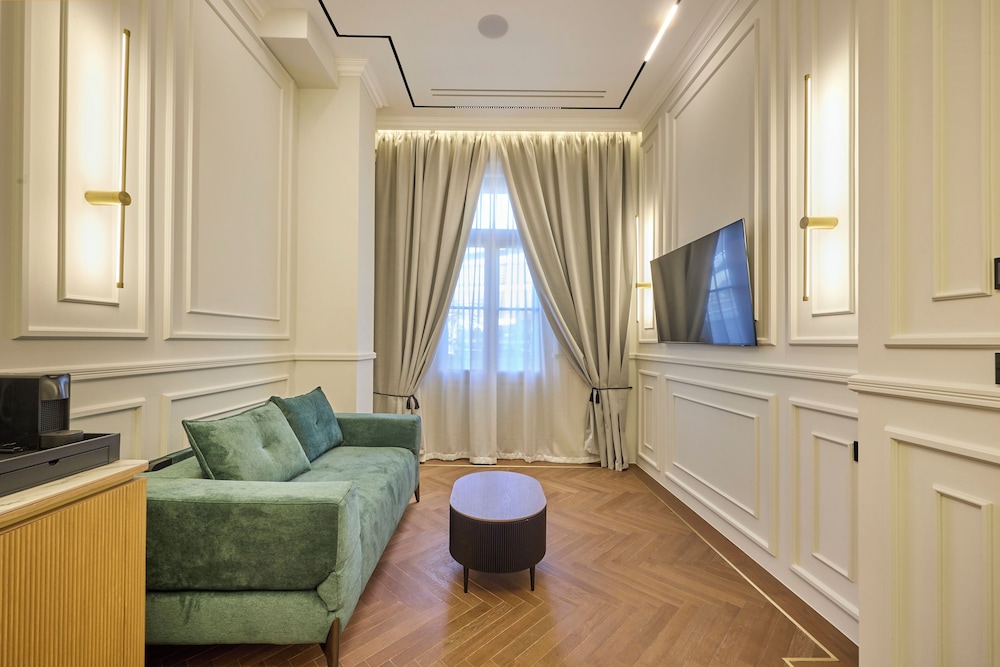 Ermou 99 Intelligent Private Suites