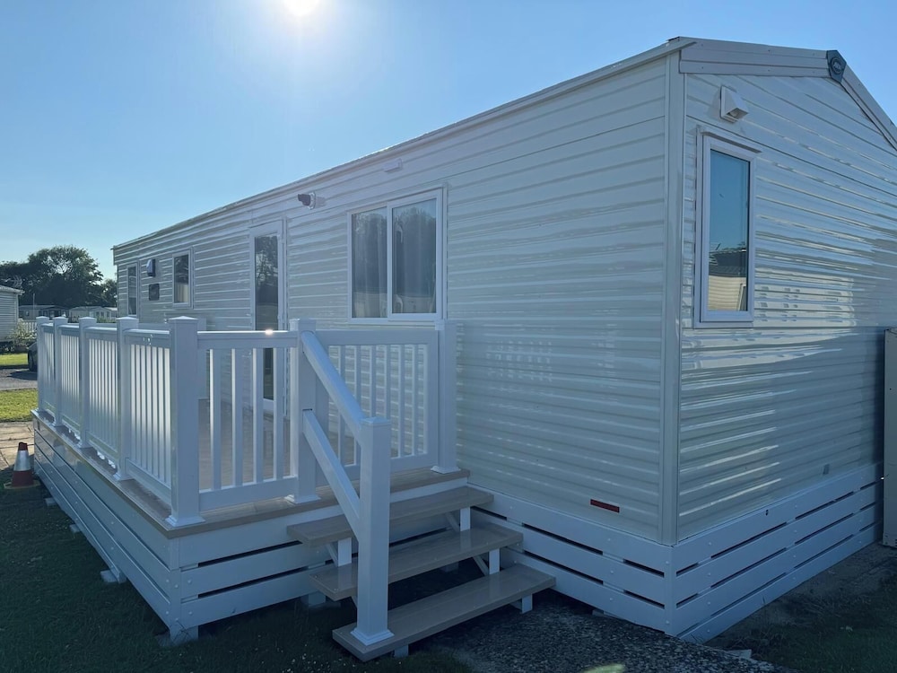 Gorgeous 2 Bed Caravan in South Cerney