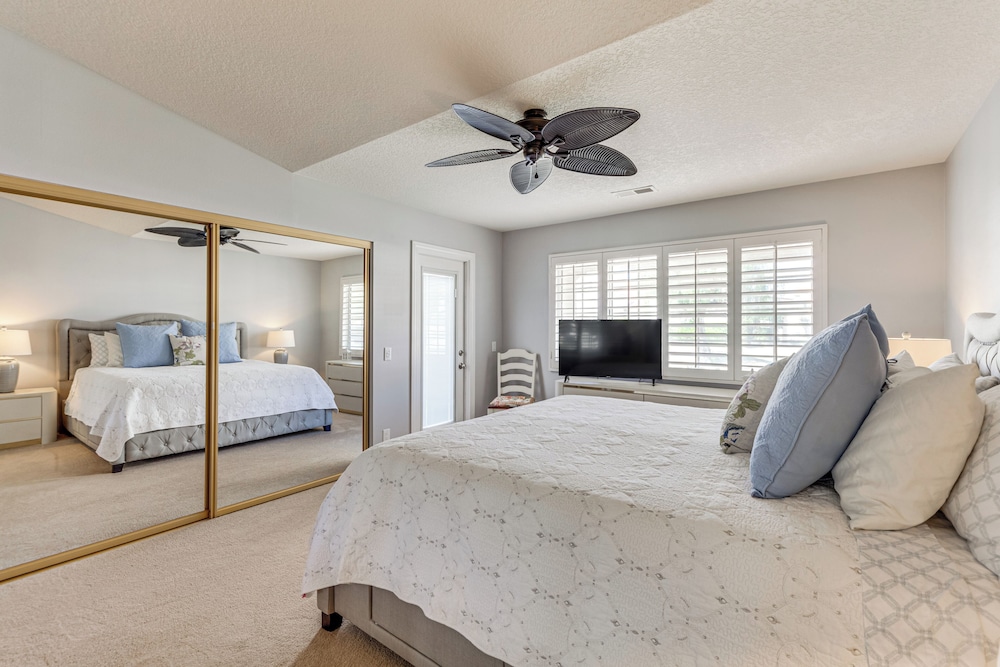 In Golf Course Community: Palm Desert Escape!