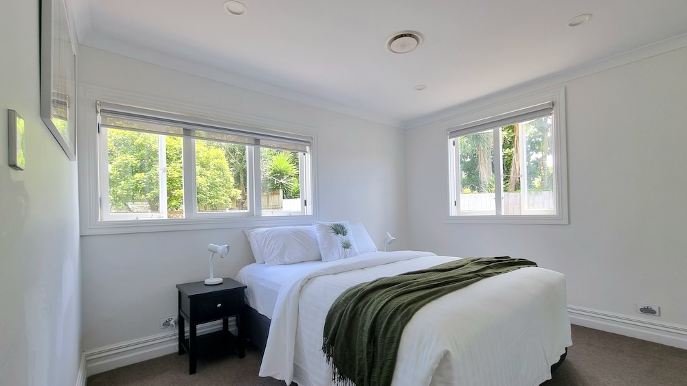 Cheerful 5 - Bedroom Home - Free Parking view 2