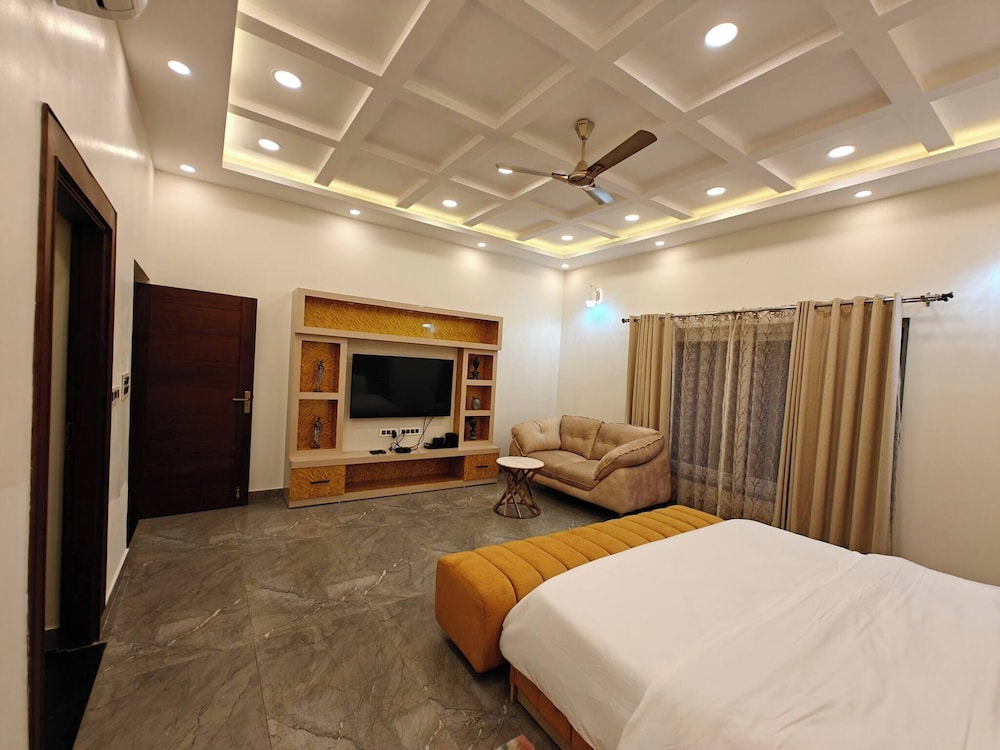 The Paradise - Luxury 3BR Villa Near the Airport in Dehradun
