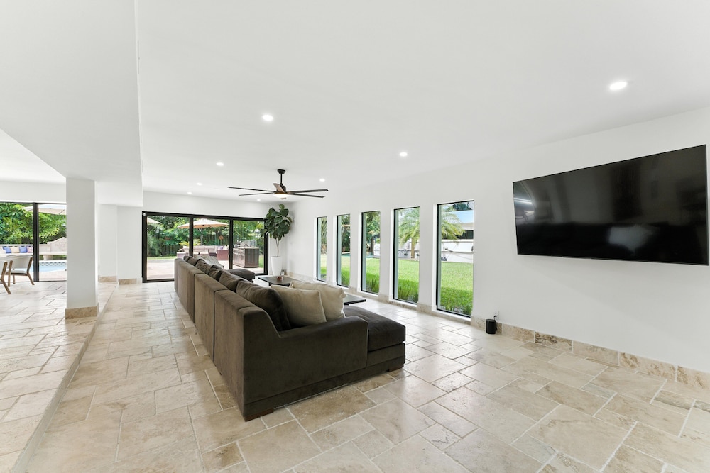 Villa Riverland With Heated Pool On The Water 5 Bedroom Villa