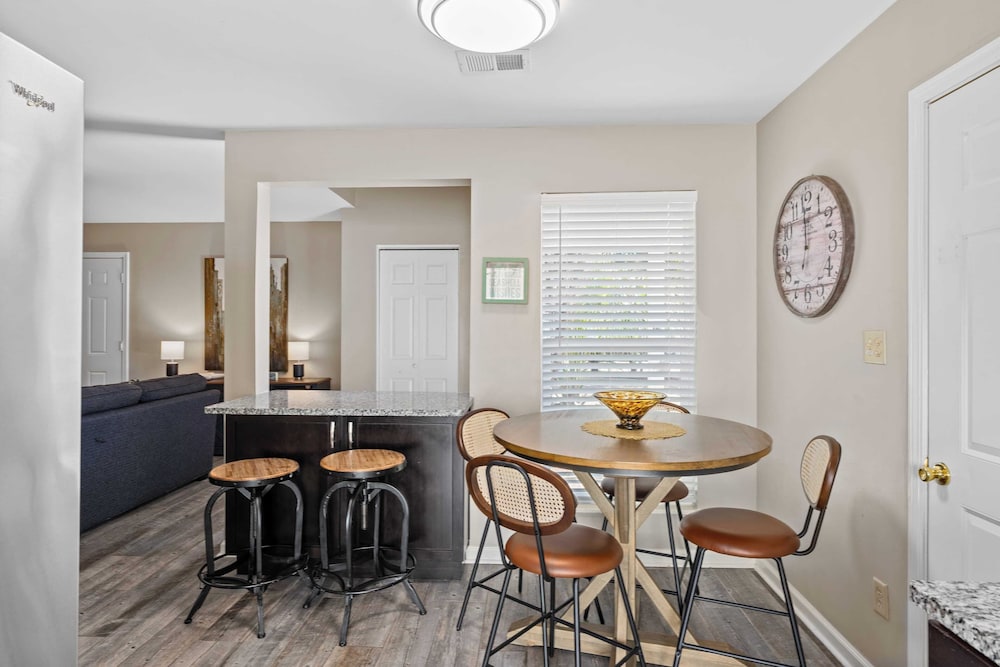 Spacious 3BR w/ Tiki Bar + Shared Pool Walk to Beach, Near 30A & Pier Park
