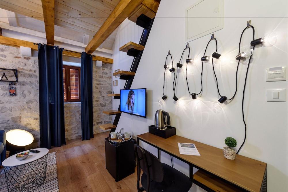 Apartments & Rooms Tiramola