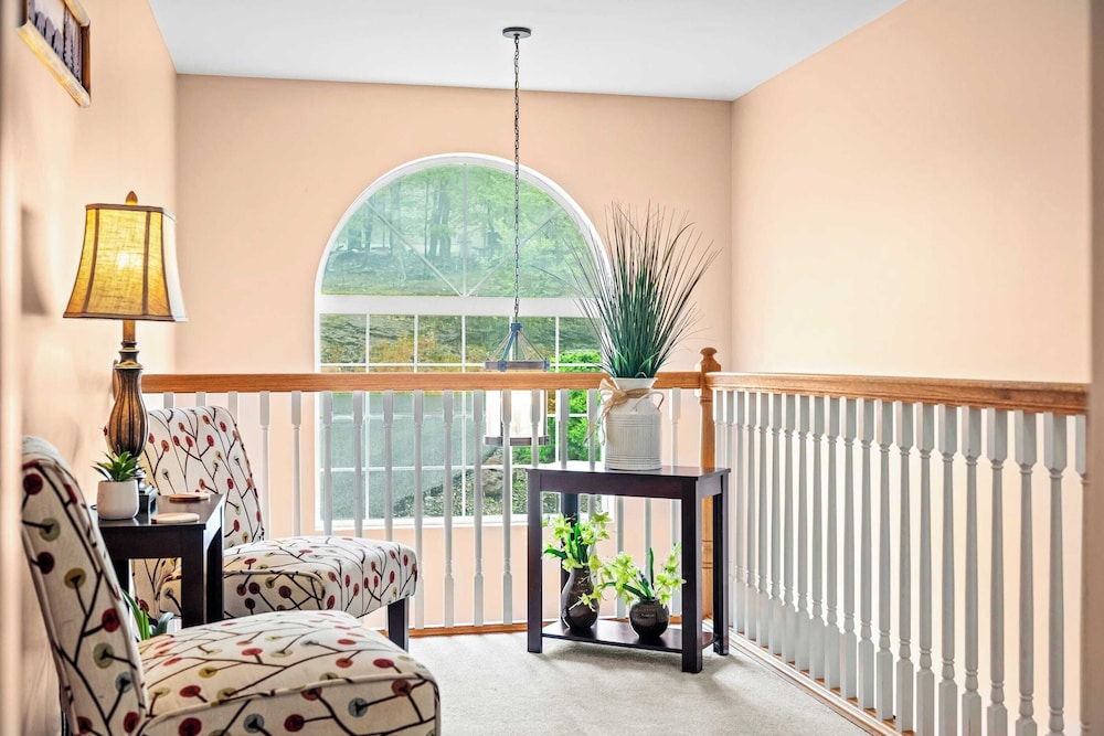Lakeview Retreat w/ Kayaks, Game Room, Firepits Gated Community w/ Lake + Beach Access