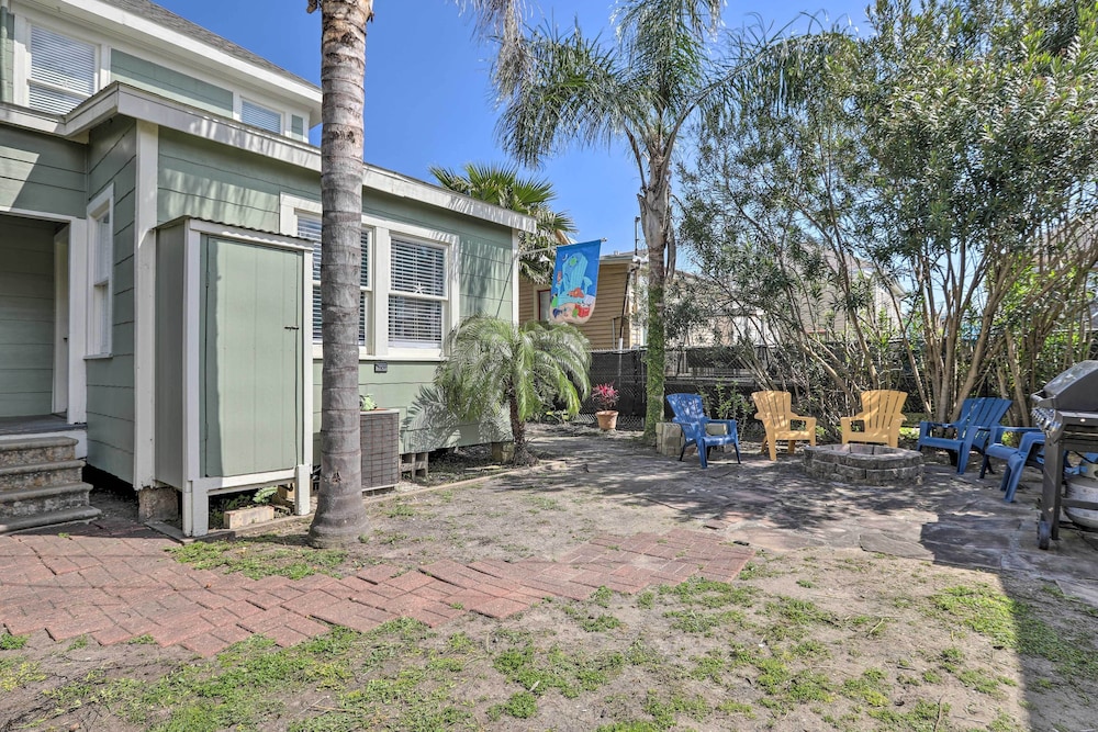 Historic Galveston Hideaway, Walk to the Beach!