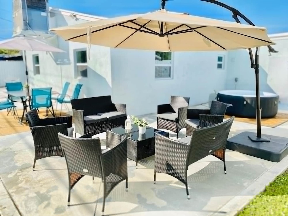 Stylish House w Hot Tub Close to Beach Stadium