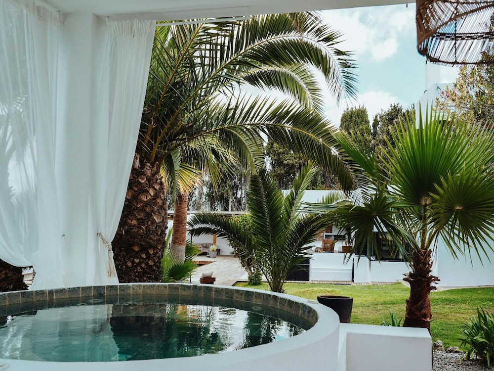 Luxurious Villa With Bright Terrace