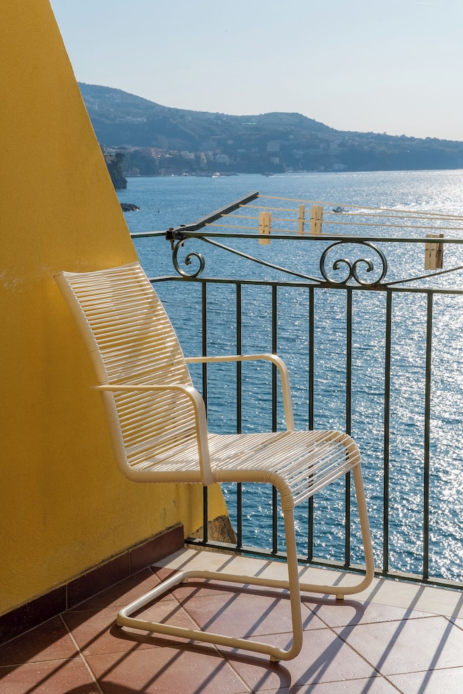 DIPINTO APARTMENTS