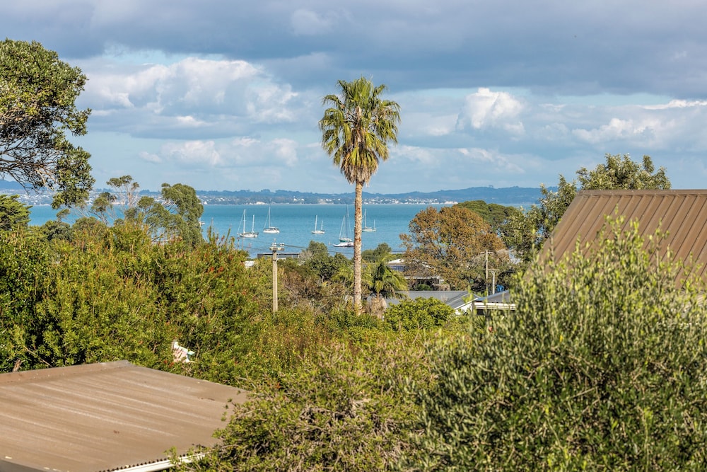 Matai Cottage in Oneroa with Sea Views