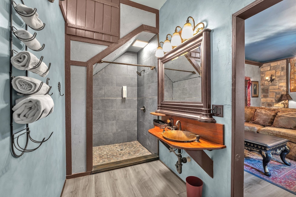 The Vines Retreat, Hot-tubs, Game Room, 10-mins to Downtown!