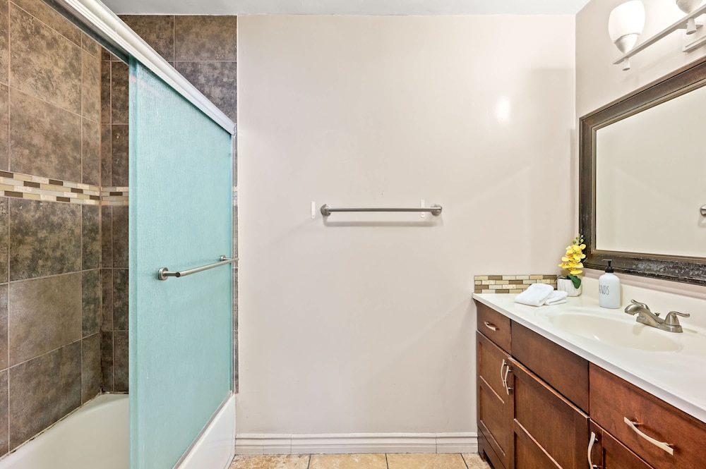 Modern Family Home w Full Amenities Near ONT