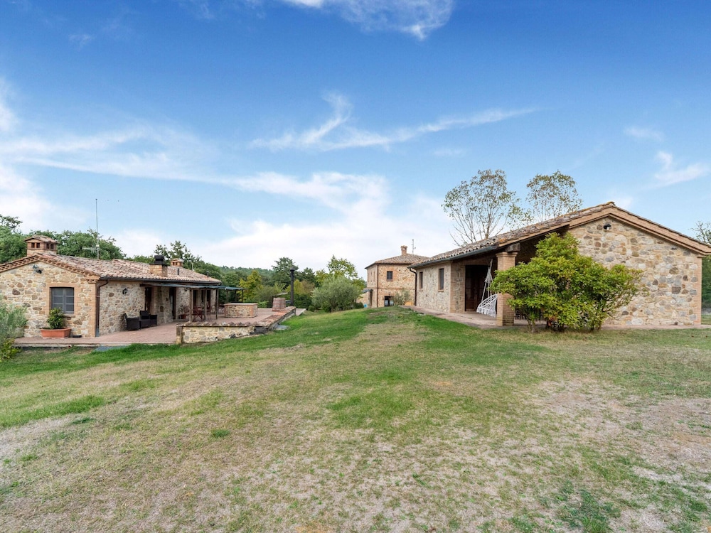 Quaint Cottage in Citta Della Pieve With Pool