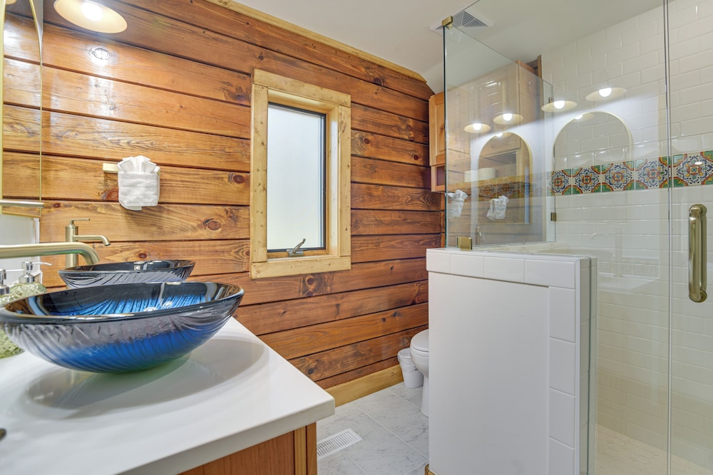 3 Mi to Resort: Year-round Angel Fire Getaway!