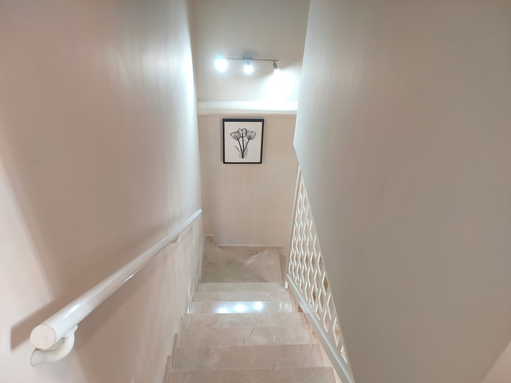 Comfortable Modern House With Jacuzzi, and Access to Swimming Pool