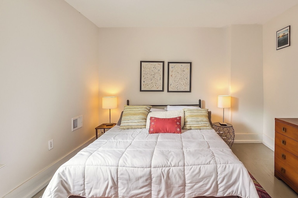 Detroit 6BR House Wifi, Parking, Pet Friendly