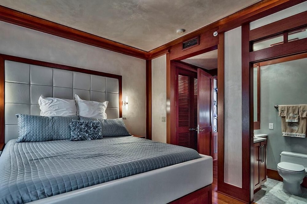 OLYMPIA DOLPHIN SUITE 3 Bedroom Holiday Home by Five Star Properties