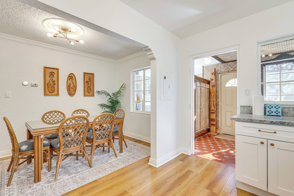 3 Mi to Dtwn: Tampa Cottage w/ Fire Pit!