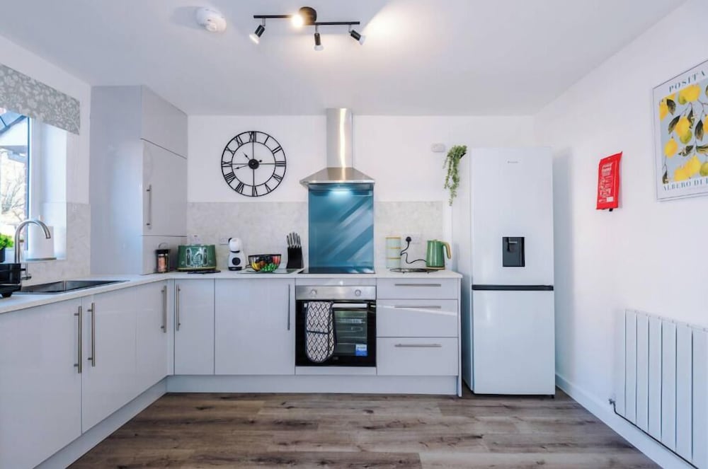 4 Eversley Park