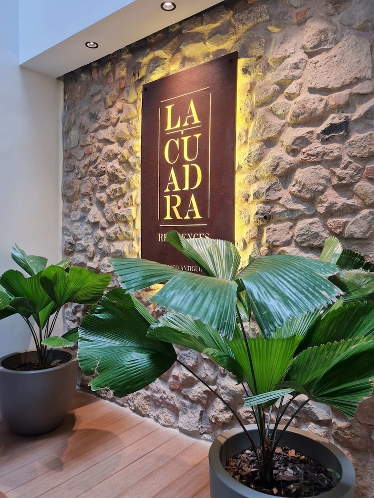 w Grandiose 1BR w Balcony in Casco Viejo
