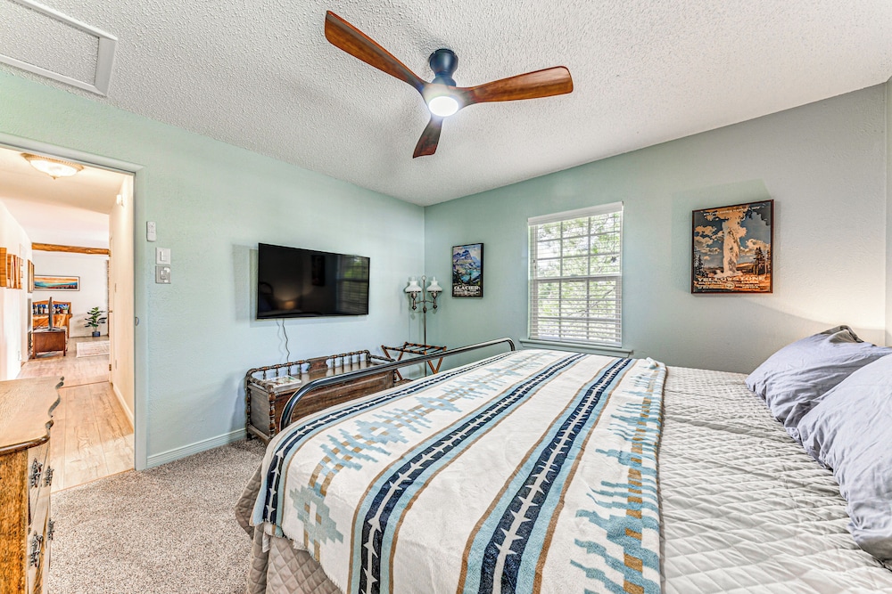 1 Mi to Alto Lake: Mtn-view Home w/ Large Yard!