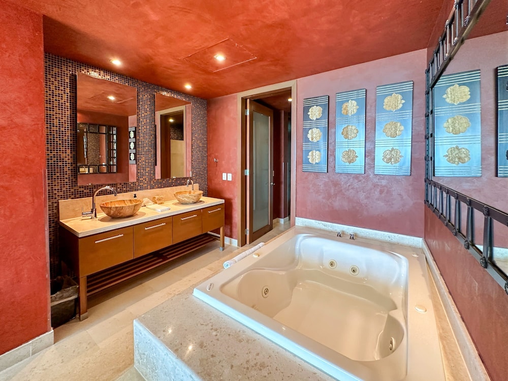 Tranquil Tides Oceanfront Family Oasis