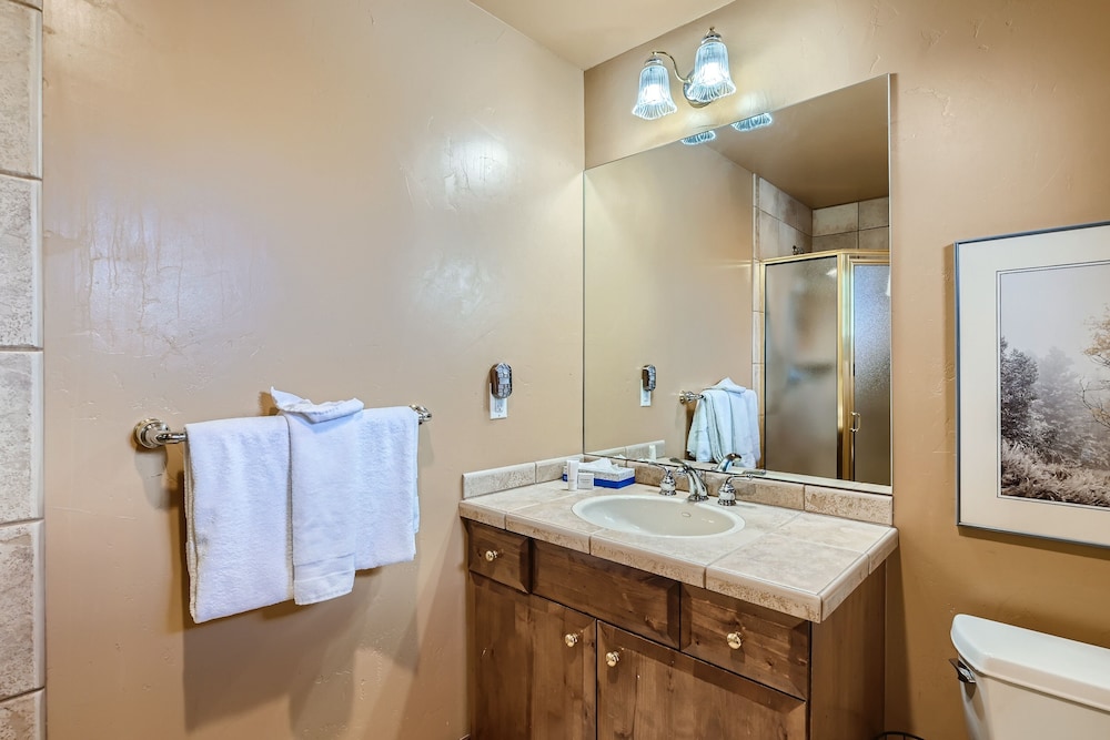 Marksberry Lodge 4 Bedroom Home by RedAwning