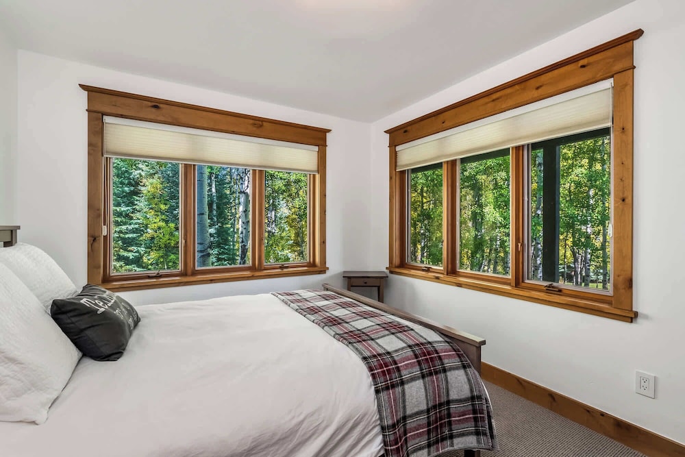 Evergreen Escape Home for 12