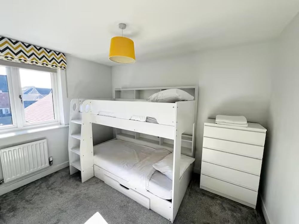 Horley Hideaway - 4 Bedroom House- Sleeps 7